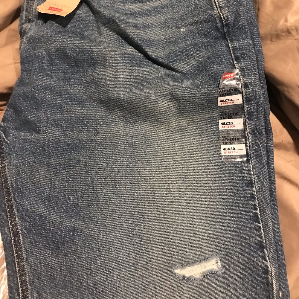 Men’s New with tags Levi’s Jeans 48x30 Distressed